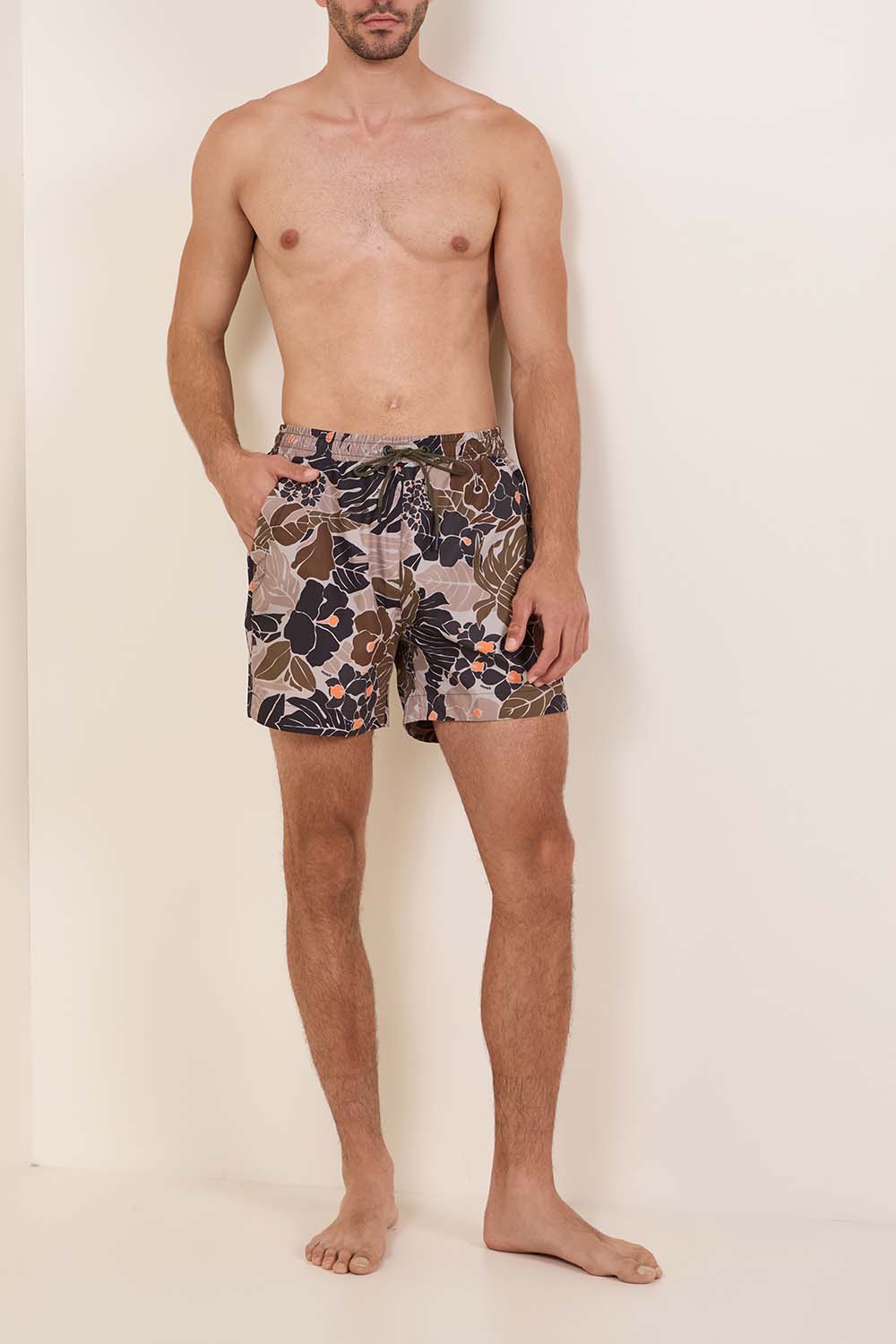 תמונת כל הלוק של מכנסי שחייה